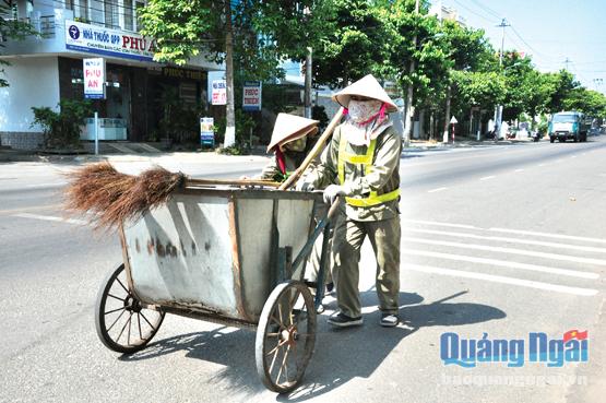 Các công nhân vệ sinh môi trường làm việc theo 2 ca ngày và đêm để đảm bảo cho nhiều tuyến đường trong thành phố luôn sạch sẽ. Vì vậy, hình ảnh những công nhân quét rác luôn xuất hiện 24/24 giờ trên đường phố. 