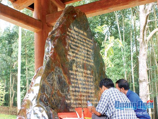   Bia đá tạc thơ của GS Vũ Khiêu tại Khu di tích .