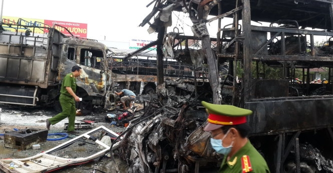 Hiện trường vụ tai nạn thảm khốc tại tỉnh Bình Thuận sáng 22.5 (ảnh báo Tuổi Trẻ)