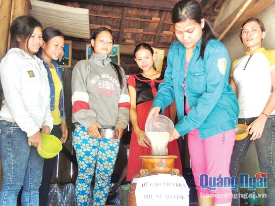 Phụ nữ thôn Hà Lênh góp gạo giúp phụ nữ nghèo.