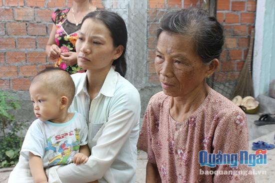 Chị Lê Thị Cảnh- vợ nạn nhân Nghĩa thẫn thơ ôm con bên người mẹ già, mong ngóng tin chồng