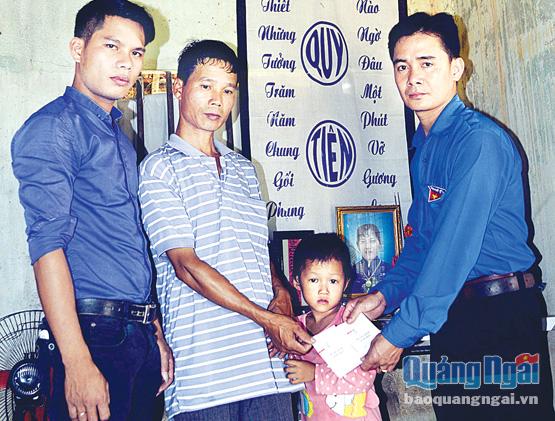 Sau khi biết hoàn cảnh thương tâm của cha con anh Hải, Đoàn Thanh niên xã Đức Phong (Mộ Đức) đã kịp thời vận động, quyên góp để giúp đỡ.