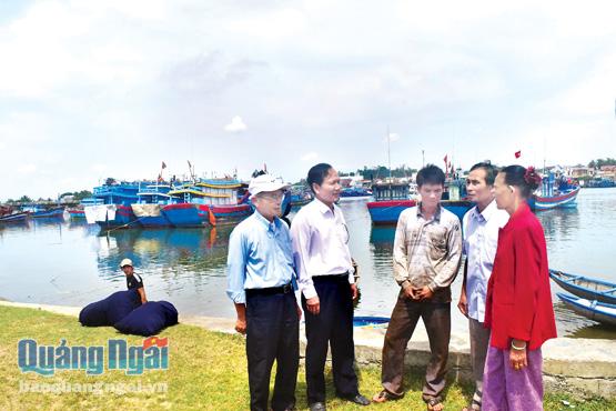 Ông Nguyễn Minh Anh (thứ hai từ trái sang) luôn tích cực trong công tác vận động người cao tuổi  và ngư dân trong xã tham gia bảo vệ chủ quyền biển, đảo.  