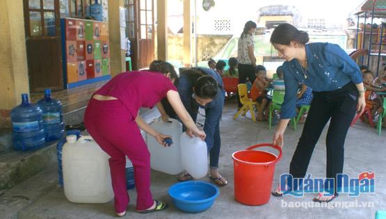 Những can nước của phụ huynh chở đến trường, giúp Trường Mầm non Họa Mi đảm bảo việc dạy và học.