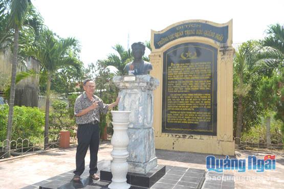 Ông Trần Tin đến thăm di tích Trường Lục quân Trung học Quảng Ngãi.