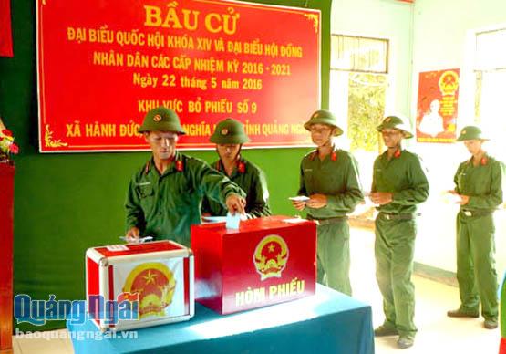 Các chiến sĩ tham gia bỏ phiếu bầu cử ĐBQH khóa XIV và đại biểu HĐND các cấp, nhiệm kỳ 2016-2021.