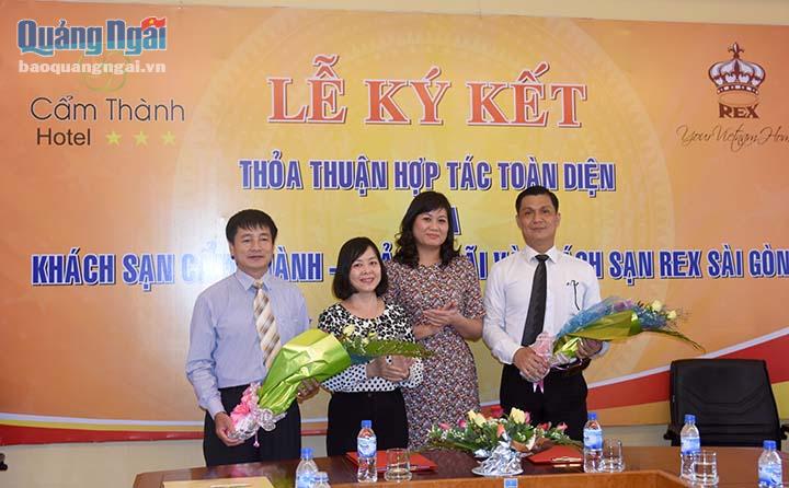 Lãnh đạo VP Tỉnh ủy và lãnh đạo Sở VHTT&DL tặng hoa, chúc mừng cho lãnh đạo 2 KS