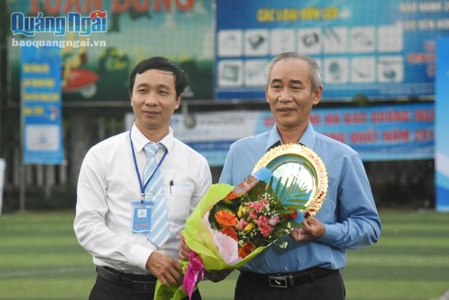 Đồng chí Huỳnh Đức Minh- Tổng Biên tập Báo Quảng Ngãi tặng hoa co Nhà tài trợ chính của giải
