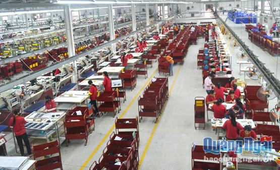Trợ giúp pháp lý cho DN hiệu quả sẽ góp phần thu hút đầu tư và nâng cao chỉ số năng lực cạnh tranh cấp tỉnh.  Trong ảnh: Một ca sản xuất của Công ty Giày Rieker Việt Nam (KCN Tịnh Phong, Quảng Ngãi).