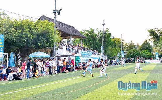 Khán giả theo dõi các cầu thủ thi đấu tại Giải bóng đá Báo Quảng Ngãi - Cúp Bia Dung Quất 2016.    