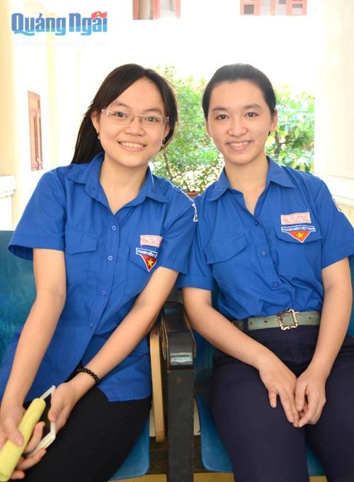 Hai em Võ Nhật Phương Ninh (bên trái) và Nguyễn Thị Thủy Tiên