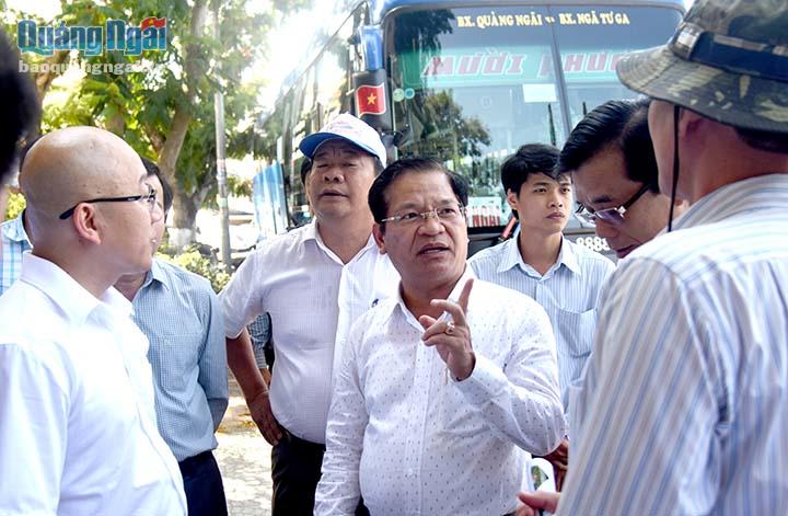 Ủy viên Trung ương Đảng, Bí thư Tỉnh ủy Lê Viết Chữ kiểm tra thực tế tại bến xe Quảng Ngãi- nơi dự kiến xây dựng TT