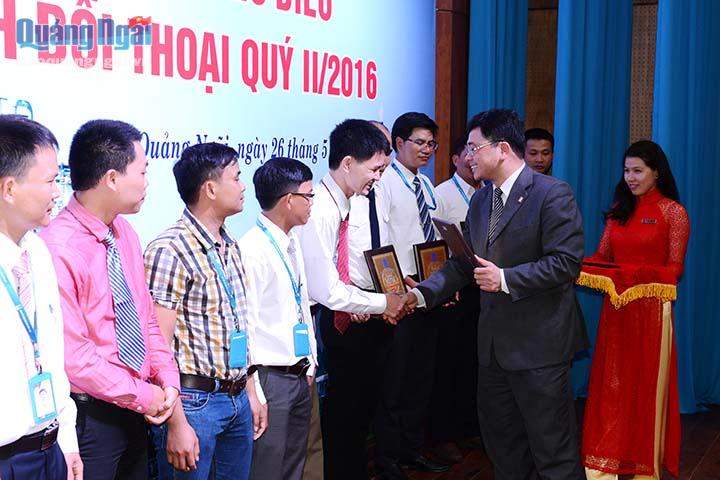 Ông Trần Ngọc Nguyên- Tổng Giám đốc BSR khen thưởng cho CBCNV tiêu biểu của BSR