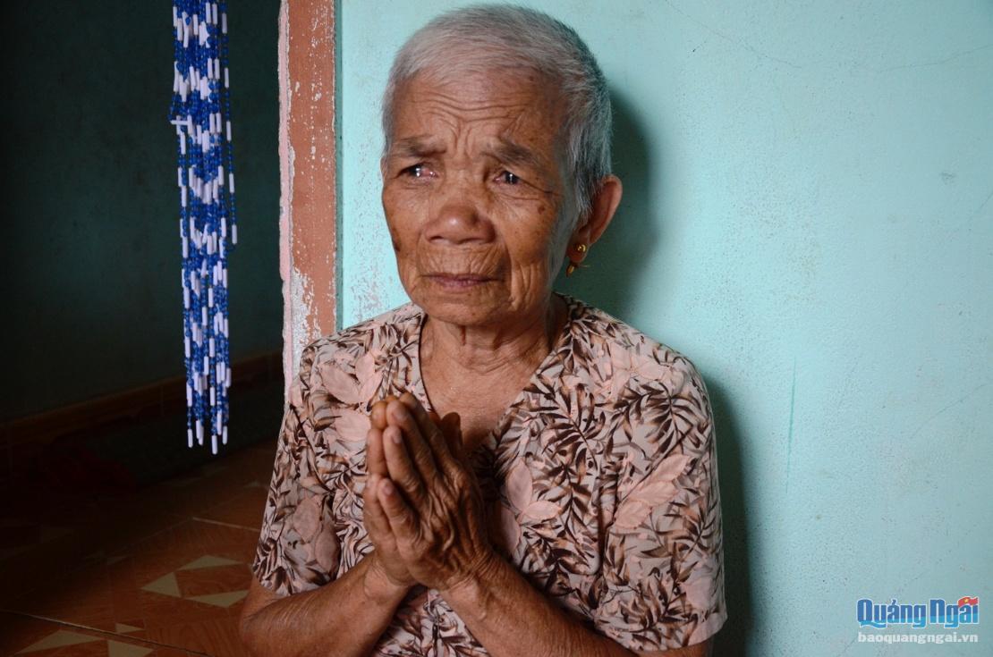 Bà Nguyễn Thị Ấp có con trai và ba đứa cháu nội mất trong bão Chanchu mười năm trước. Ảnh: Hiền Linh.