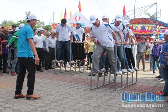 Công nhân viên chức lao động Khu Kinh tế Dung Quất tham gia trò chơi 