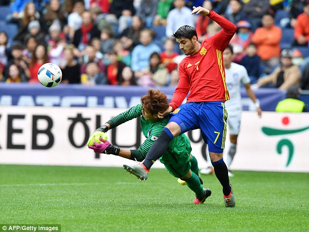 Morata tỏa sáng với cú đúp vào lưới Hàn Quốc