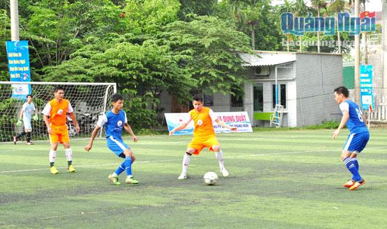   Các trận đấu ở hạng B-Giải bóng đá Báo Quảng Ngãi - Cúp Bia Dung Quất đã diễn ra sôi nổi.                                                                                                          Ảnh: NG.TRIỀU