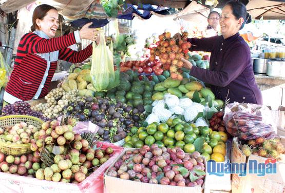 Mỗi dịp Tết Đoan Ngọ về các chợ đều tràn ngập các loại trái cây.