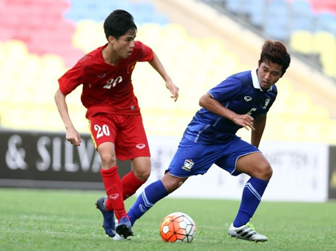 U21 Việt Nam (áo đỏ) thua 0-2 trong trận mở màn. (Ảnh: Siamsport)
