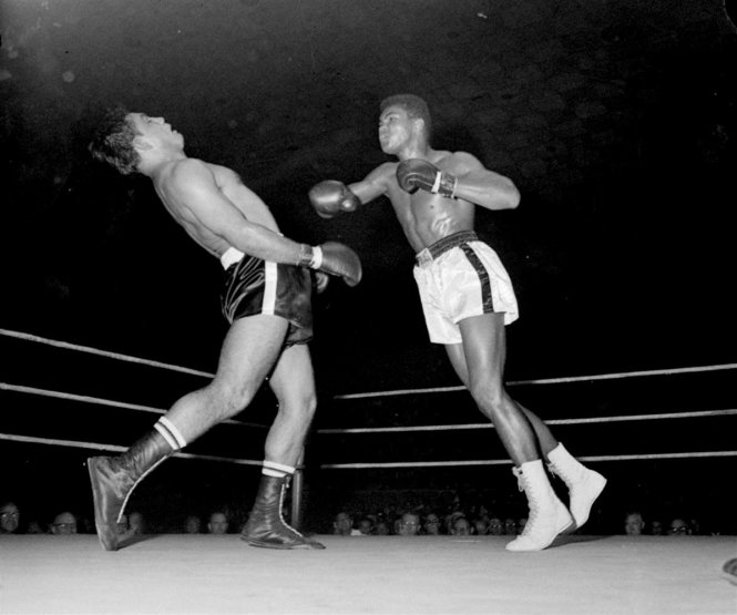 Võ sĩ Muhammad Ali (phải) đang so găng với đối thủ Alex Mitoff vào 7-10-1961 tại Louisville, Kentucky - Ảnh tư liệu của AP