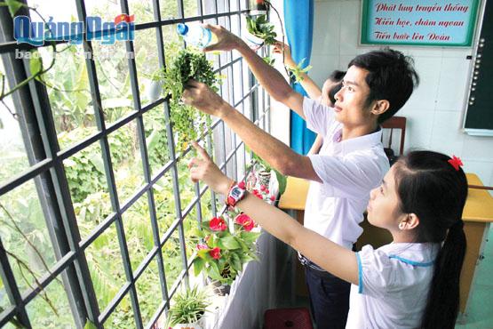 Những chậu cây xanh nho nhỏ nở những bông hoa xinh trên giàn cửa sổ là thành quả của những học sinh khuyết tật. Sau giờ học, các bạn cùng nhau tưới nước, chăm sóc cây để tạo Góc thiên nhiên trong phòng học.