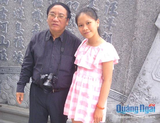 Em Nguyễn Thị Đông Phương chụp ảnh  với nhà thơ Trần Đăng Khoa, tại Lễ trao giải Cây bút tuổi hồng, năm 2015.