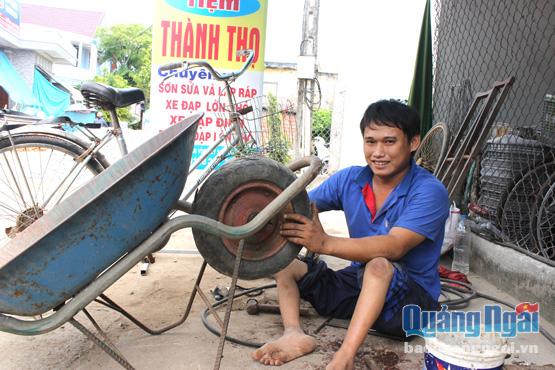 Dù đôi chân bị liệt thế nhưng Nguyễn Hữu Thọ vẫn cố gắng lao động, là trụ cột của gia đình.