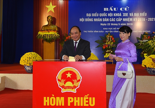 Thủ tướng Nguyễn Xuân Phúc và phu nhân bỏ phiếu bầu cử. Ảnh VGP/ Quang Hiếu