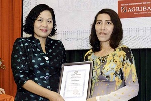 Phó Thống đốc NHNN Nguyễn Thị Hồng trao giải nhất cho chị Văn Thị Thanh Hải. Ảnh: TTXVN