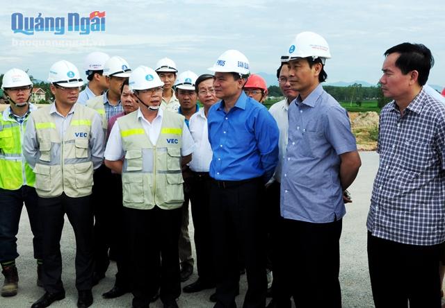 Bộ trưởng Bộ GTVT Trương Đình Nghĩa (thứ 3  từ phải sang) cùng đoàn công tác đi kiểm tra dự án đường cao tốc Đà Nẵng- Quảng Ngãi đoạn qua địa bàn tỉnh Quảng Ngãi