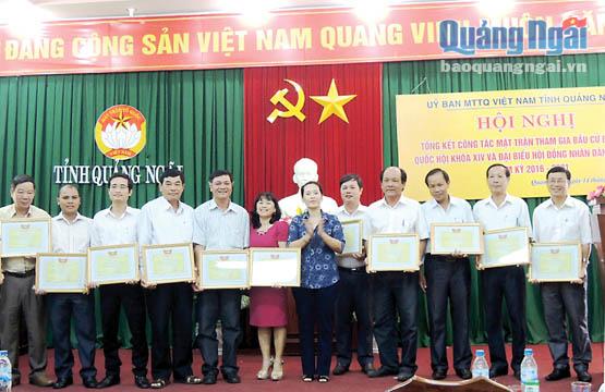 Đồng chí Đinh Thị Hồng Minh tặng Bằng khen cho các tập thể có thành tích xuất sắc trong công tác bầu cử. Ảnh: Thanh Thuận