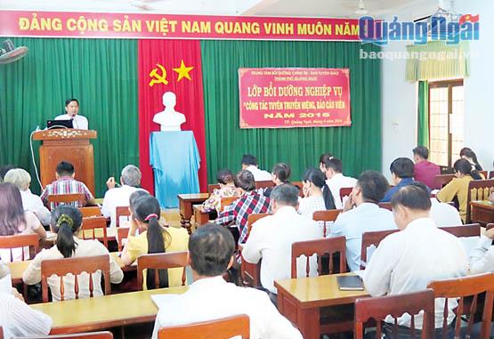 Tập huấn công tác tuyên truyền miệng cho cán bộ cơ sở ở TP.Quảng Ngãi.                                                                                      ảnh: PV