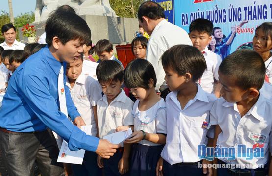  Anh Võ Thành Tâm - Bí thư Đoàn Khối CCQ tỉnh, trao quà cho học sinh nghèo hiếu học xã Tịnh Khê (TP.Quảng Ngãi).