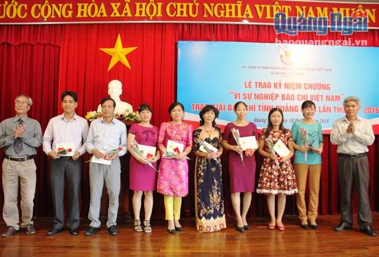 Các hội viên Hội Nhà báo Việt Nam tỉnh nhận kỷ niệm chương vì sự nghiệp báo chí cách mạng Việt Nam