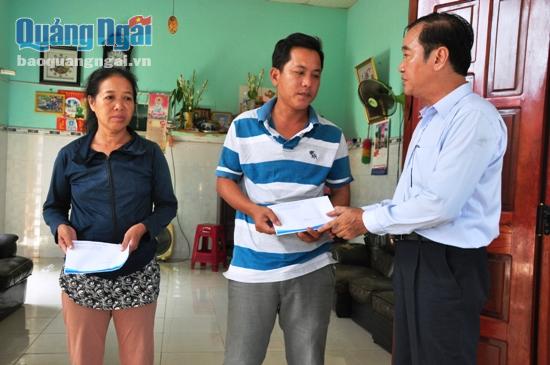 Đại diện Quỹ hỗ trợ ngư dân tỉnh trao tiền hỗ trợ cho ngư dân Nguyễn Thái Anh và gia đình ngư dân Huỳnh Ngọc Rân