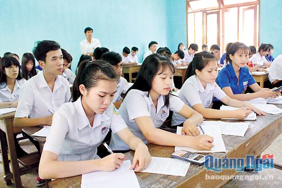 Học sinh cần được định hướng nghề nghiệp phù hợp với bản thân và nhu cầu của xã hội. Trong ảnh: Học sinh Trường THPT Lê Quý Đôn (Bình Sơn).