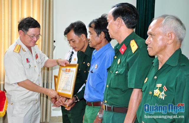 Chủ tịch Hội CCB tỉnh Huỳnh Minh Giữ trao Bằng khen của Hội CCB tỉnh cho các cá nhân CCB là người uy tín tiêu biểu trong đồng bào dân tộc thiểu số