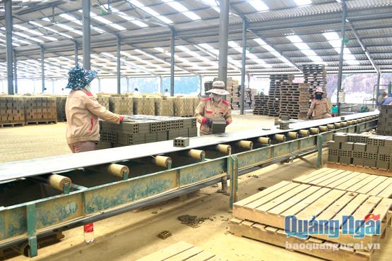  Nhà máy gạch tuy-nel Phú Điền hoạt động hiệu quả, góp phần tạo việc làm cho hàng trăm lao động địa phương.