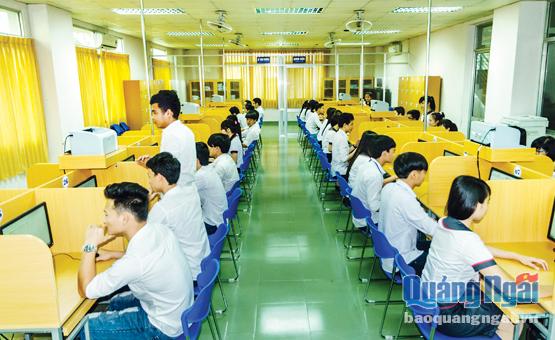 Chú trọng nâng cao chất lượng đầu ra cho sinh viên. Trong ảnh: Sinh viên Trường Đại học Công nghiệp TP. Hồ Chí Minh - phân hiệu Quảng Ngãi trong giờ thực hành.