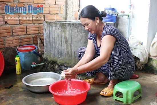 Người dân Phước Thiện chỉ dám sử dụng nước giếng để giặt đồ, còn nước để ăn, uống phải mua với chi phí 400-500 nghìn đồng/tháng
