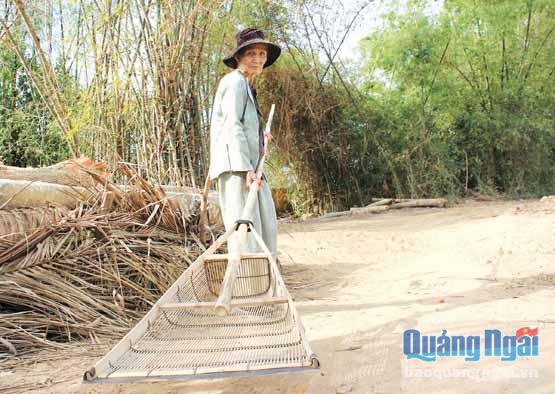 Nhiều người lớn tuổi ở xóm Ghe vẫn hằng ngày đi nhũi ốc như bà Phạm Thị Hương (66 tuổi). Bà Hương vừa đi mua dụng cụ nhũi ốc mới. 