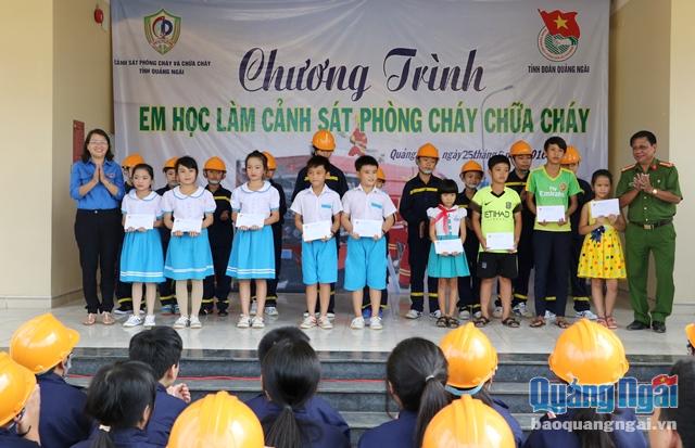 Trao quà cho các em học sinh nghèo ở xã Bình Hải và Bình Trị