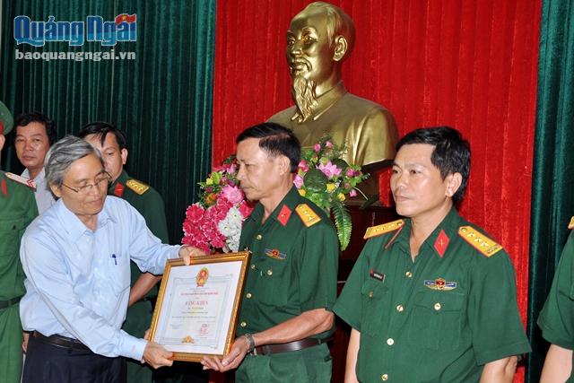 Phó Chủ tịch Thường trực UBND tỉnh Lê Quang Thích trao Bằng khen của UBND tỉnh cho các cá nhân