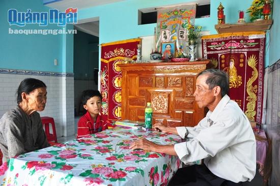 Tiếp nối những hành động đẹp của cha, ông Lê Văn Hậu mỗi năm luôn cố gắng vận động, giúp đỡ cho nhiều hoàn cảnh éo le trong thôn, xóm