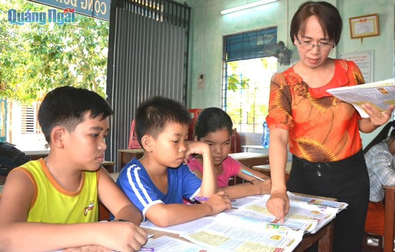 Cô Yến đang hướng dẫn cho các em học sinh.