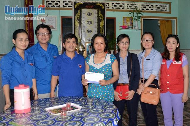 Chi đoàn Báo Quảng Ngãi và Ngân hàng Đầu tư và phát triển BIDV chi nhánh Quảng Ngãi trao tiền hỗ trợ cho gia đình chị Nguyễn Thị Nho, ở Đức Chánh, huyện Mộ Đức