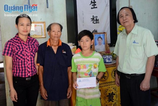 Đại diện Hội Cựu chiến binh Công ty cổ phần Đường Quảng Ngãi (bên phải) và Chi đoàn Báo  Quảng Ngãi trao tiền hỗ trợ cho những hoàn cảnh khó khăn 
