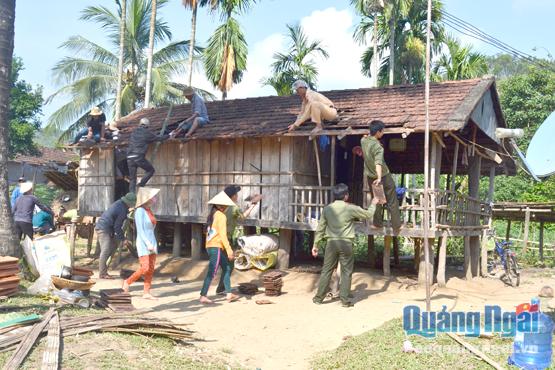Đoàn viên thanh niên Công an huyện Sơn Hà giúp đỡ người dân sửa chữa nhà.