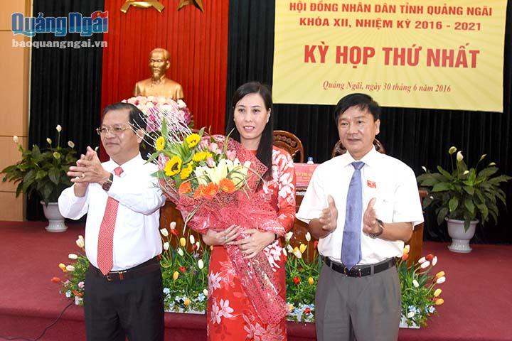 Đồng chí Lê Viết Chữ và đồng chí Trần Ngọc Căng tặng hoa chúc mừng đồng chí Bùi Thị Quyền Vân