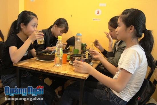 Các thực khách tuổi teen ở Quảng Ngãi háo hức với món mì cay 7 cấp độ.